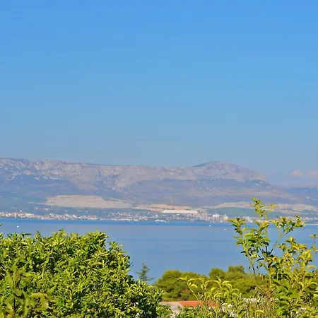 アパート Leone スラティネ