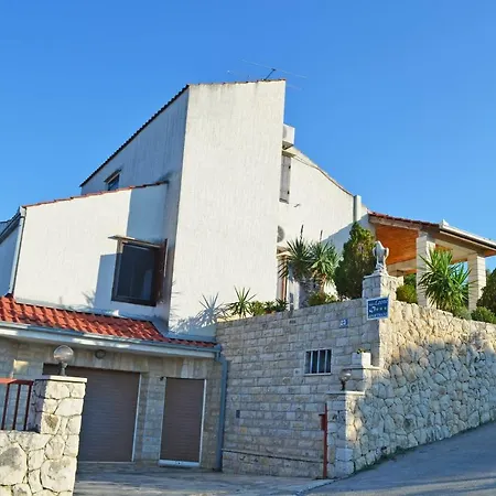 Leone Apartman