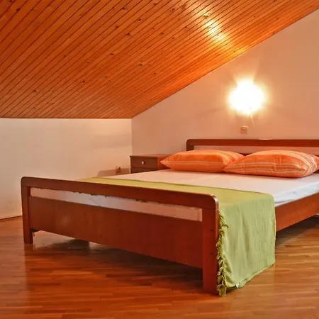 Leone Apartman *